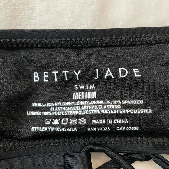 ⭐️ 2/$8 - Women’s Bikini Top ⭐️ - Picture 4 of 4